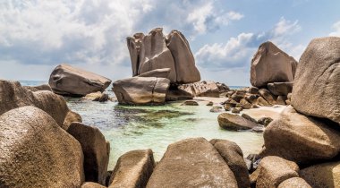 La Digue Seyşeller 'deki Anse Marron plajı