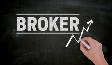 Broker el tahta üzerinde tebeşir ile boyanmış