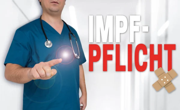 Impfpflicht (em alemão Vacinação) conceito é mostrado pelo médico — Fotografia de Stock