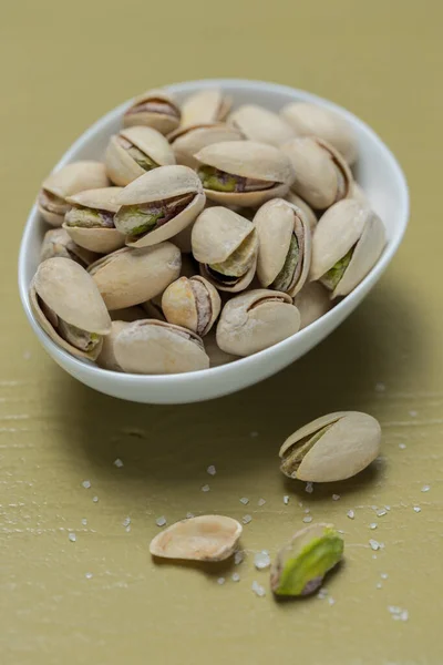 Pistaschnötter Skål Grön Trä Bakgrund — Stockfoto