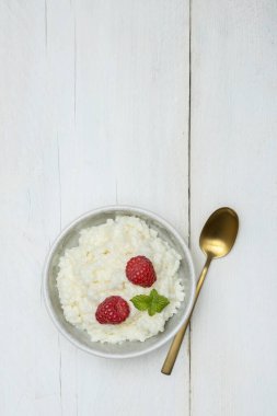 Dikey ahududulu sütlaç