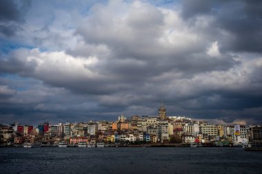 Galata Kulesi Istanbul Cityscape üzerinde dramatik bulutlar