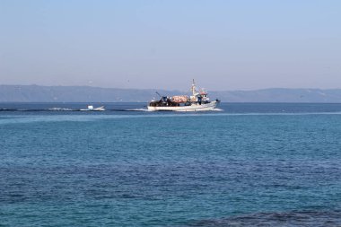 Balıkçı teknesi yolda..
