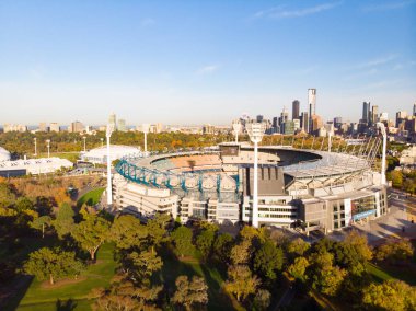 Melbournes ünlü manzarası ile serin bir sonbahar sabahı Melbourne, Avustralya üzerinde ön planda Melbourne Kriket Stadyumu.
