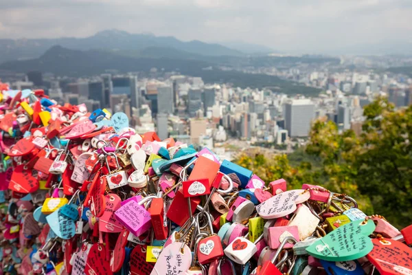 N 서울 타워에 있는 사랑의 자물쇠 — 스톡 사진