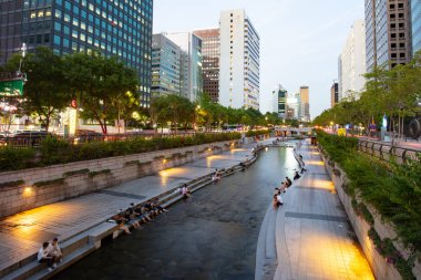 Seoul, Güney Kore - 21 Ağustos 2018: Cheonggyecheon batıdan doğuya Merkezi Güney Kore Seoul'da aracılığıyla akan bir kentsel nehirdir