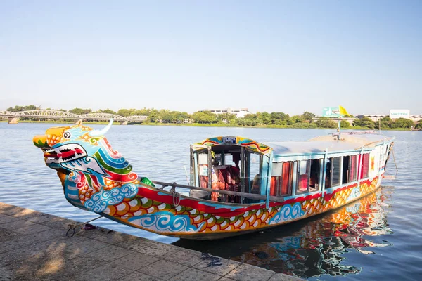 Cidade de Hue de barcos de dragão — Fotografia de Stock