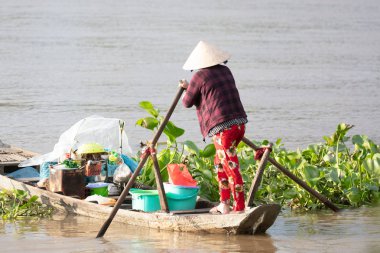 Bir teknede Vietnamca kadın
