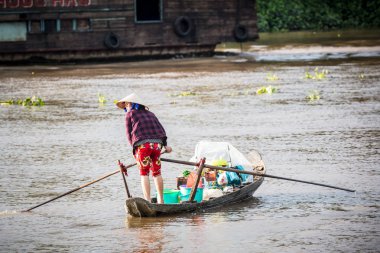 Bir teknede Vietnamca kadın