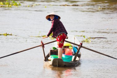 Bir teknede Vietnamca kadın
