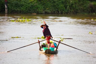 Bir teknede Vietnamca kadın