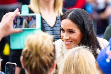Melbourne, Avustralya - 18 Ekim: Prens Harry, Sussex Dükü ve Meghan Markle, Melbourne, Avustralya hükümeti evinde Sussex Düşes karşılamak fanlar
