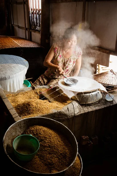 Rollo de papel de arroz de cocina — Foto de Stock