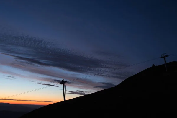 Elevador de esqui Mt Buller e equipamentos à noite — Fotografia de Stock