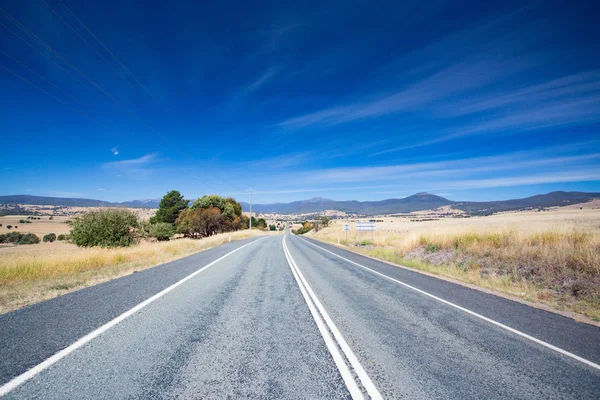 ビクトリア オーストラリアの熱い夏の日の風景と Howqua 渓谷の道路付近のマウントブラー — ストック写真