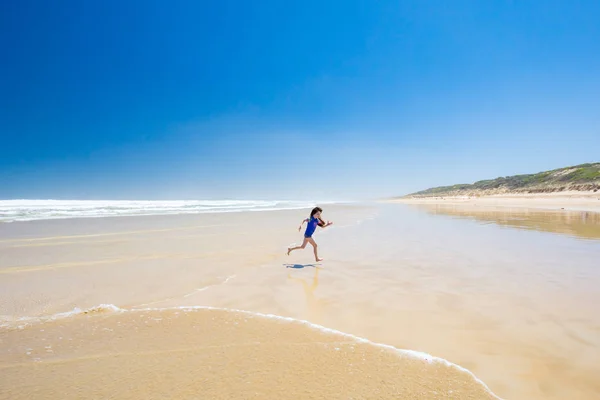 Enfants heureux sur la plage — Photo