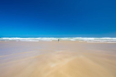 Kumsalda mutlu çocuklar