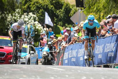 Geelong, Avustralya - 27 Ocak: 2019 Cadel Evans Great Ocean Road Elite Mens yarışta Nathan Elliott Aus Bisiklete binme-Kordamentha Laurens De Vreese Astana Team Pro yol açar