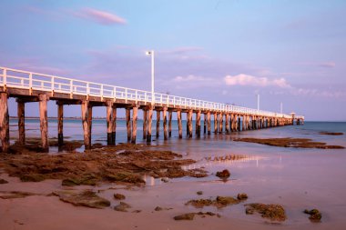 Bir yaz akşamı noktası Lonsdales ikonik iskelede Bellarine Yarımadası, Victoria, Avustralya