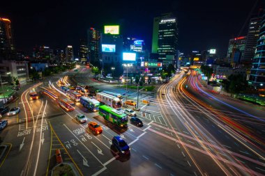Seoul - Ağustos 21: Seul trafik Seoullo 7017 Skygarden Güney Kore'de Seul Tren istasyonunun yakınında olan gece görünüm