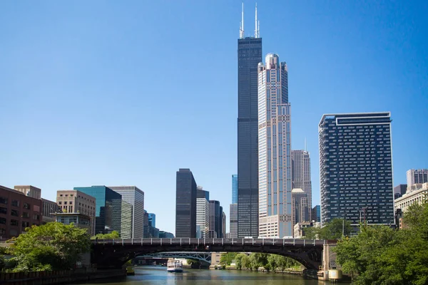 Willis Tower in Chicago on the Chicago River — Stock Photo, Image