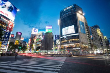 Shibuya Tokyo 'yu geçiyor.