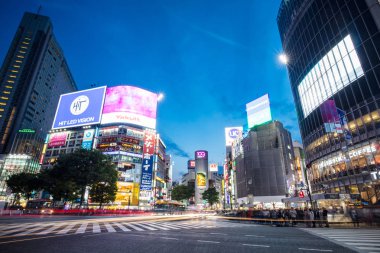 Shibuya Tokyo 'yu geçiyor.