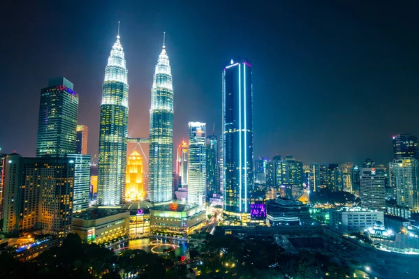 Ciudad de Malasia Skyline en la noche — Foto de Stock