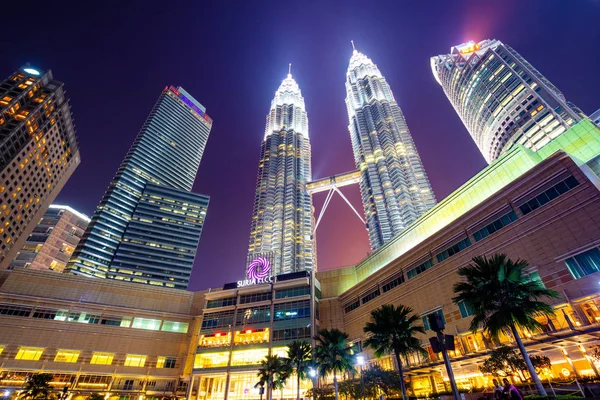 Ciudad de Malasia Skyline en la noche — Foto de Stock