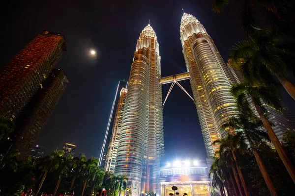 Ciudad de Malasia Skyline en la noche — Foto de Stock