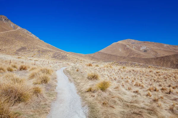 Lindis pass op een zonnige dag in Nieuw-Zeeland — Stockfoto