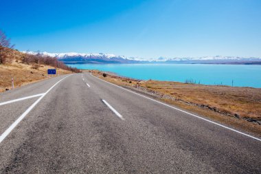 Lake Pukaki Yeni Zelanda'da Güneşli Bir Günde Sürüş
