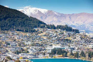Queenstown Yeni Zelanda'da Güneşli Bir Günde Görünümü