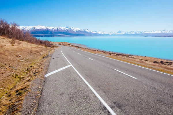 Jezioro Pukaki jazdy w słoneczny dzień w Nowej Zelandii — Zdjęcie stockowe