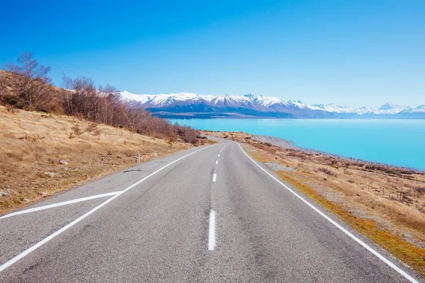 Lago Pukaki Conducir en un día soleado en Nueva Zelanda —  Fotos de Stock