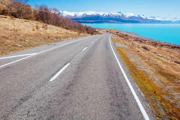 Lago Pukaki Conducir en un día soleado en Nueva Zelanda —  Fotos de Stock