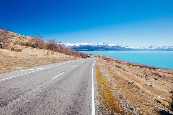 Jezioro Pukaki jazdy w słoneczny dzień w Nowej Zelandii — Zdjęcie stockowe