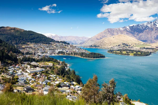 Queenstown megtekintése egy napsütéses napon Új-Zélandon — Stock Fotó