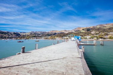 Yeni Zelanda 'da İlkbaharda Akaroa İskelesi