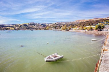 İlkbaharda Yeni Zelanda 'da Akaroa Rıhtımı