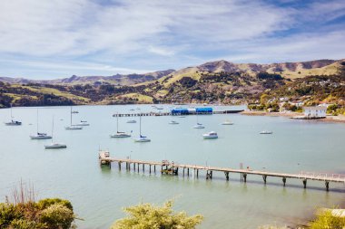 İlkbaharda Yeni Zelanda 'da Akaroa Rıhtımı