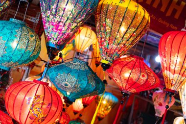 Vietnam 'da Dekoratif Fenerler
