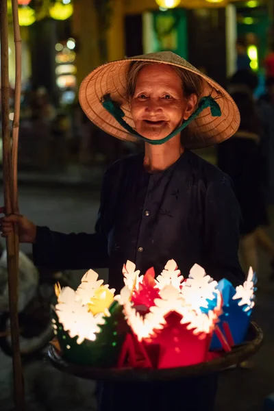 ホイアンベトナムでの夕暮れ後の売り手 — ストック写真