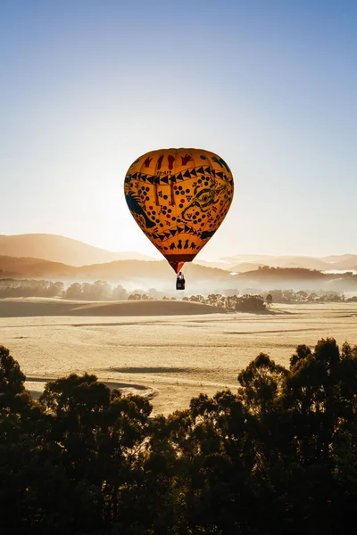 Balão de ar quente ao nascer do sol na Austrália — Fotografia de Stock