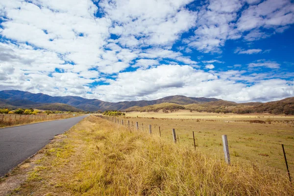 Cena de estrada australiana perto de montanhas nevadas — Fotografia de Stock