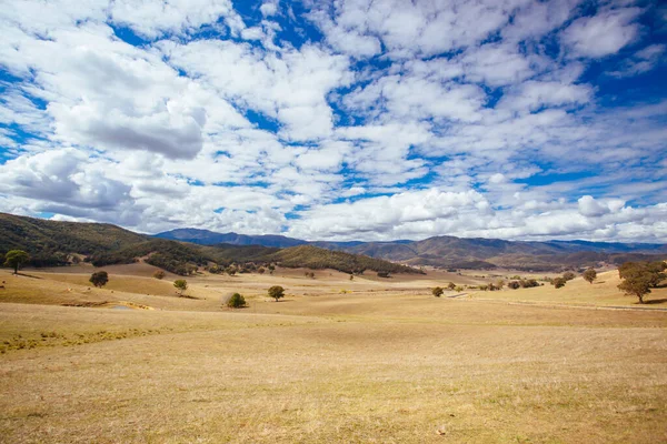 Cena de estrada australiana perto de montanhas nevadas — Fotografia de Stock