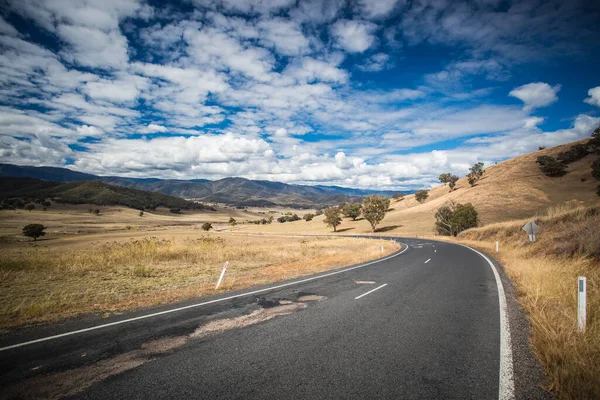 Αυστραλιανή οδική σκηνή κοντά Snowy βουνά — Φωτογραφία Αρχείου