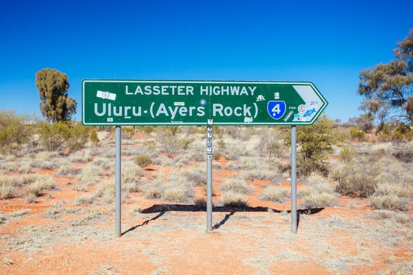 Wegweiser Uluru im australischen Outback — Stockfoto