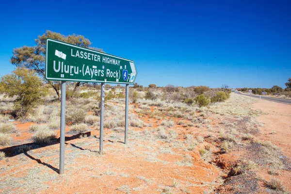 Uluru Road Zaloguj się Outback Australia — Zdjęcie stockowe