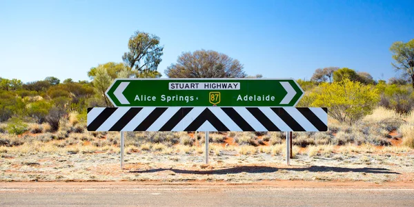 Wegweiser Uluru im australischen Outback — Stockfoto